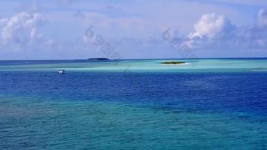 浪漫的全景天堂岛海滩假期透明的环礁湖明亮的沙子背景日出